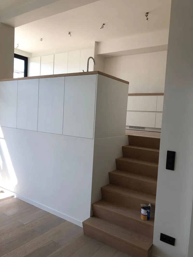 Afgewerkt renovatieproject met keuken en trap