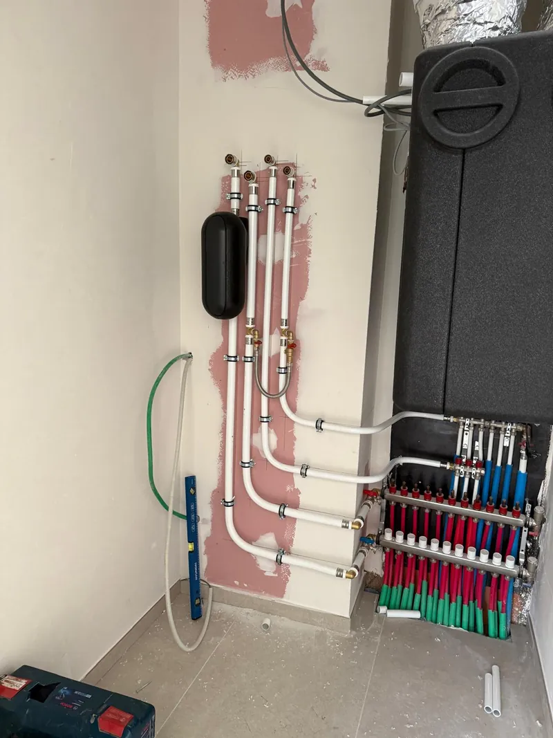 Collector en leidingen voor vloerverwarming door Alisan BV